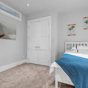 West Cozy Retreat By Host Launch バンクーバー